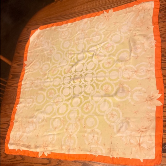 Versace Scarf 33’x33’x33’x33’ - Picture 8 of 16